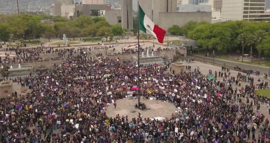 Con la fuente de Neptuno pintada de rojo y gritos de ‘ni una menos’, mujeres protestaron en Monterrey