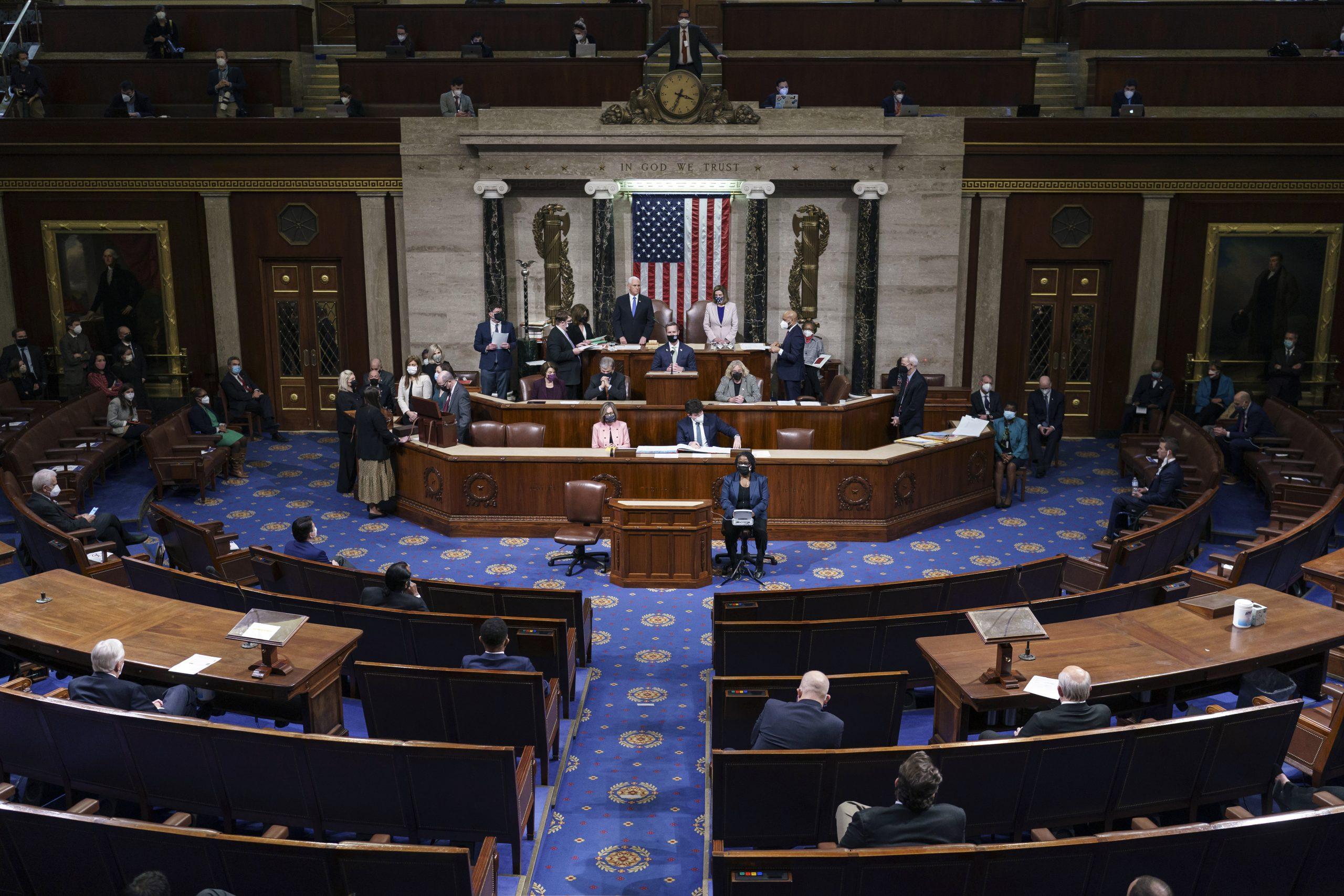 Revuelta en el Capitolio deja 4 personas muertas y 121 congresistas mantienen su apoyo a Trump