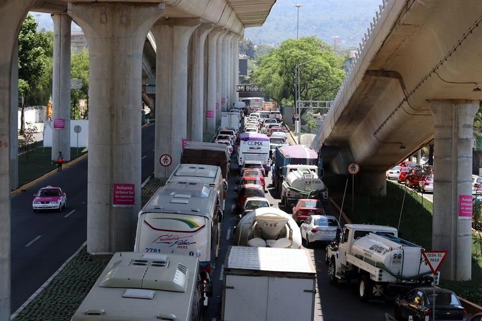 Volcadura de pipa colapsa la México-Cuernavaca; lleva más de 12 horas cerrada