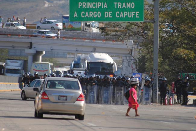 Profesores bloquean la Autopista del Sol como protesta por el desalojo de la PF; la liberan dos horas después