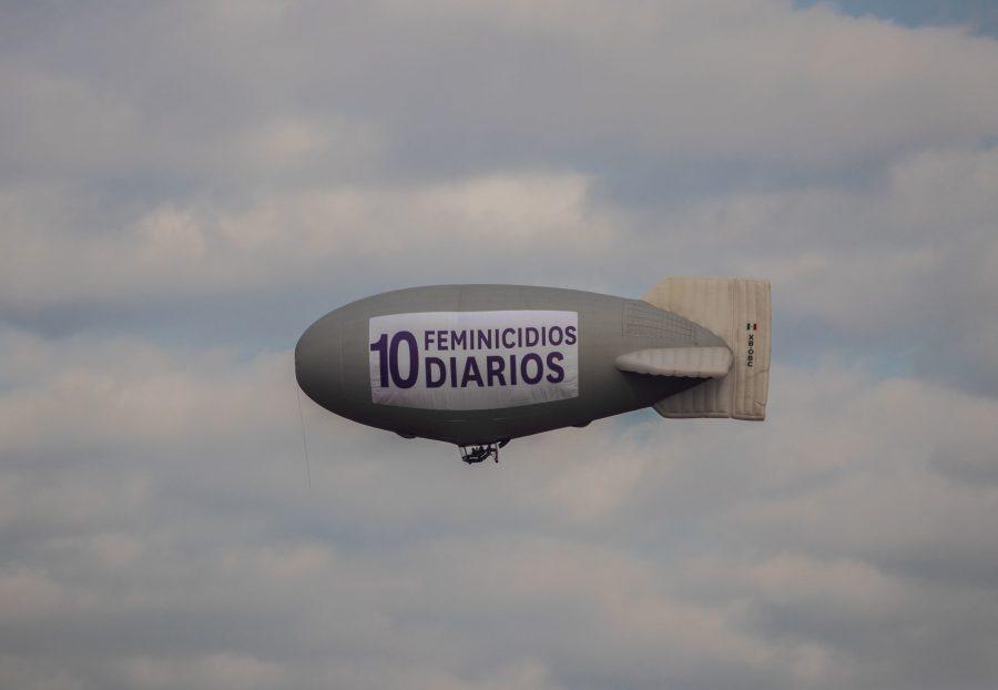 En fotos: Un dirigible cruza la CDMX con el reclamo por “10 feminicidios diarios”