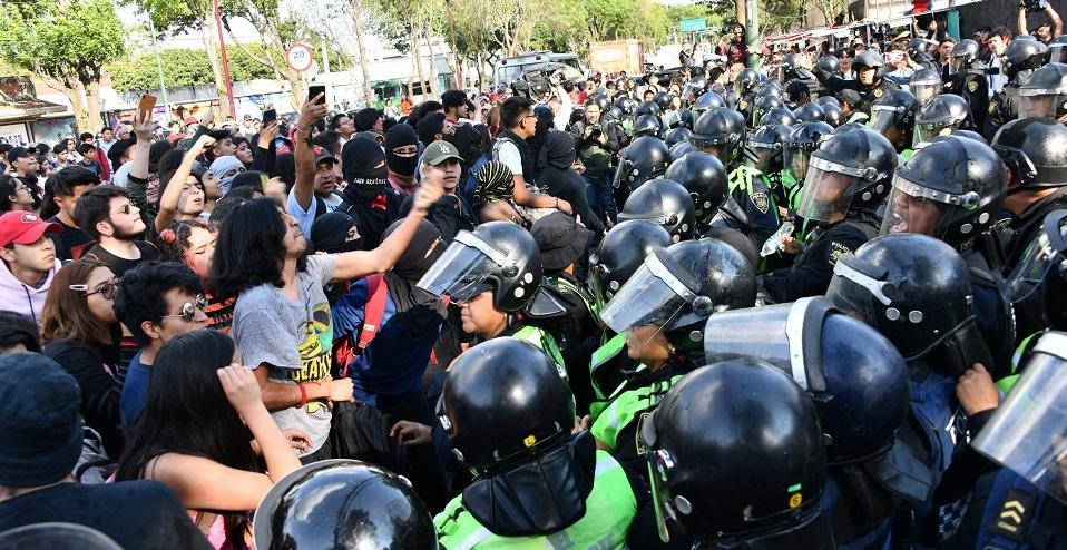 Conflicto en la UNAM: jóvenes que acudieron a tomar prepa 5 se encontraron con cerco de policías