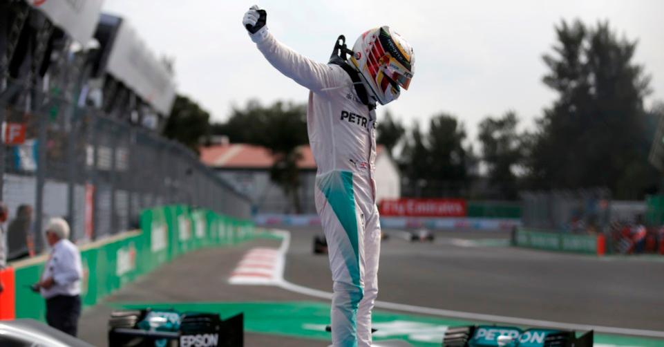Lewis Hamilton acelera la Fórmula 1 con un triunfo en México; Checo queda décimo