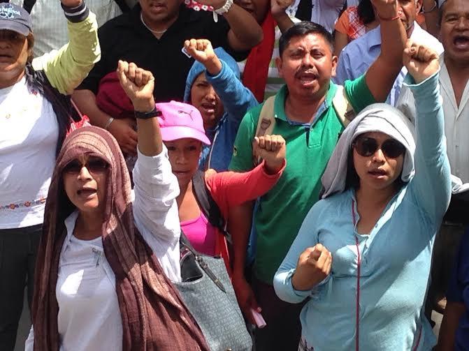 En helicópteros, trasladan a maestros de Michoacán para evaluación