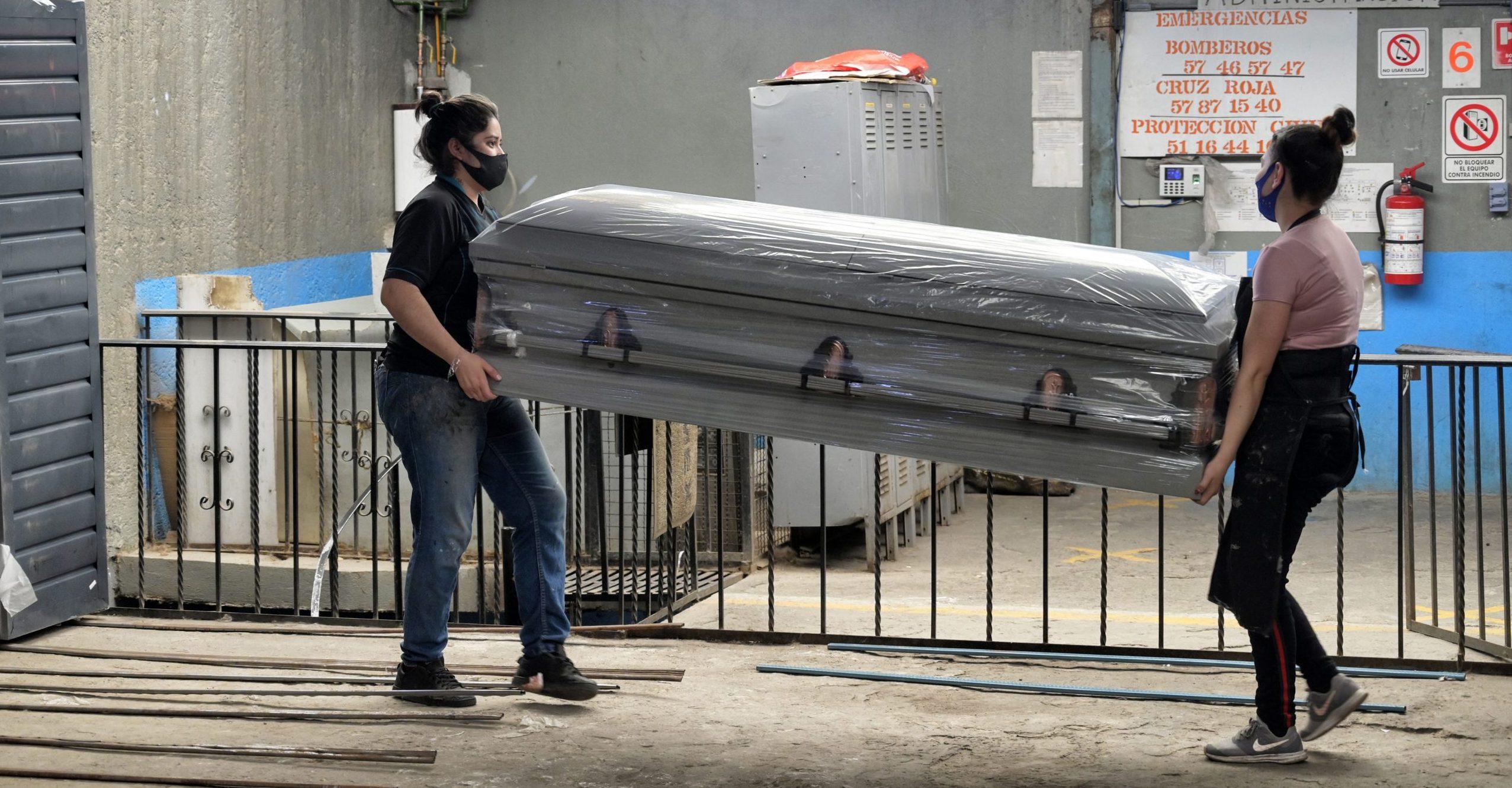 Fábricas de ataúdes y funerarias, con sobredemanda por rebrote de COVID; fallecidos tardan hasta 8 días en ser cremados