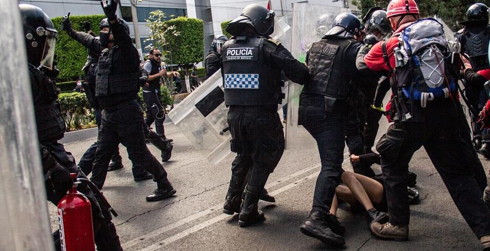Juez impone prisión preventiva en Reclusorio Sur a policías acusados de golpear a adolescente durante protesta