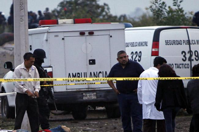 Terror y reacomodo, móviles de las recientes masacres del narco: especialistas