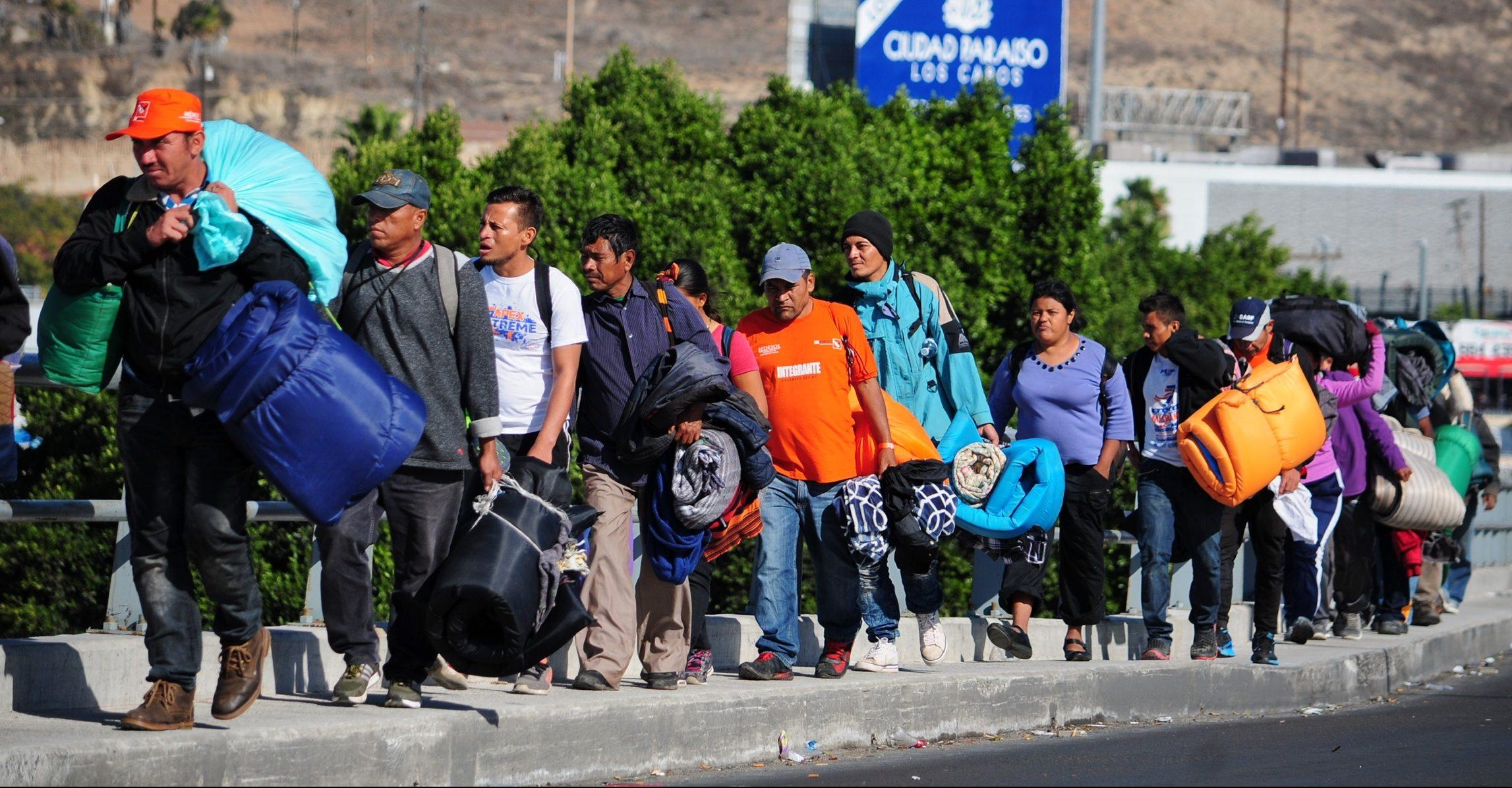 Moriremos esperando: migrantes inician largo trámite de solicitar asilo en EU desde México