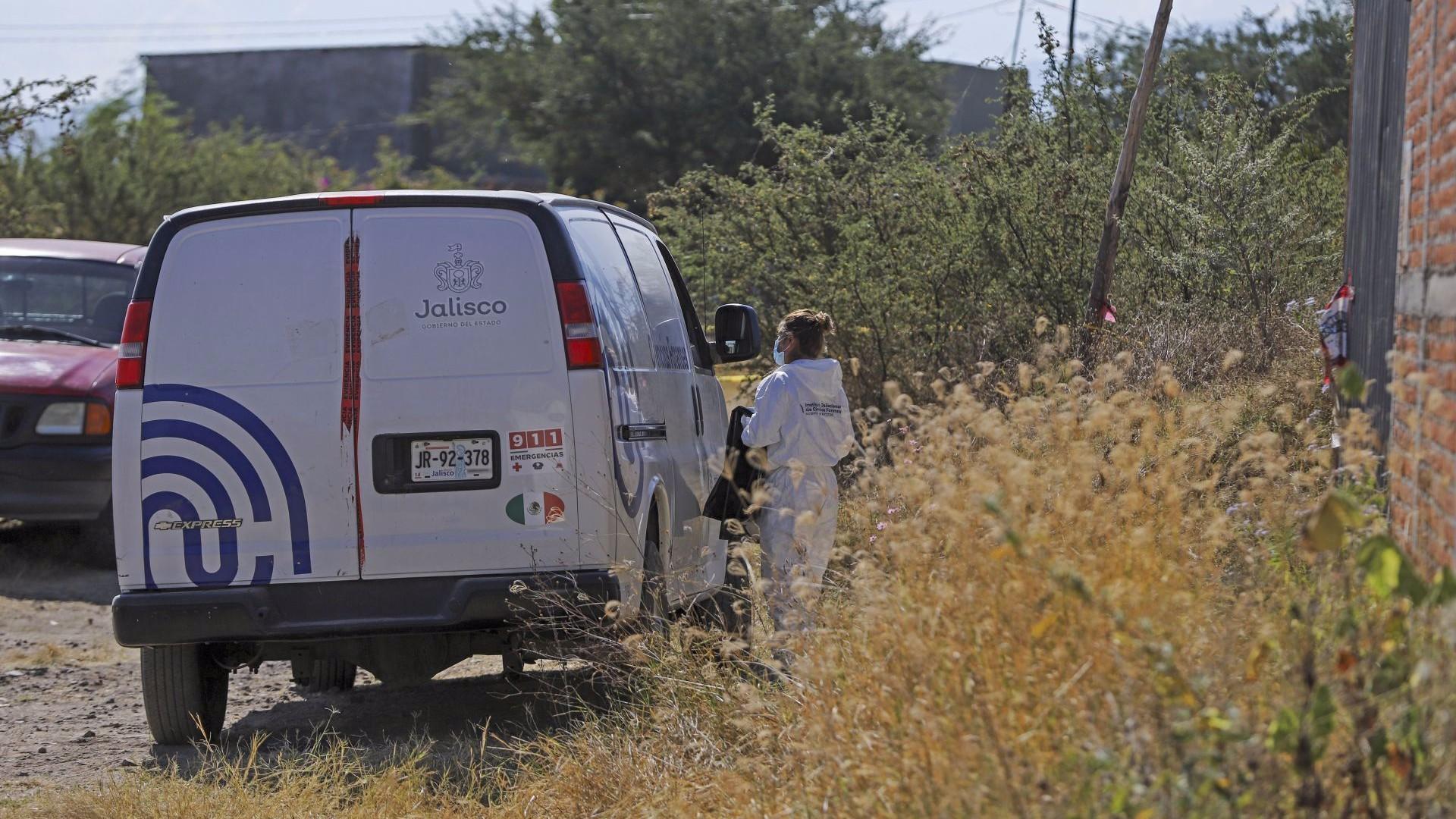 Encuentran 82 bolsas con restos humanos en tres fosas de Jalisco