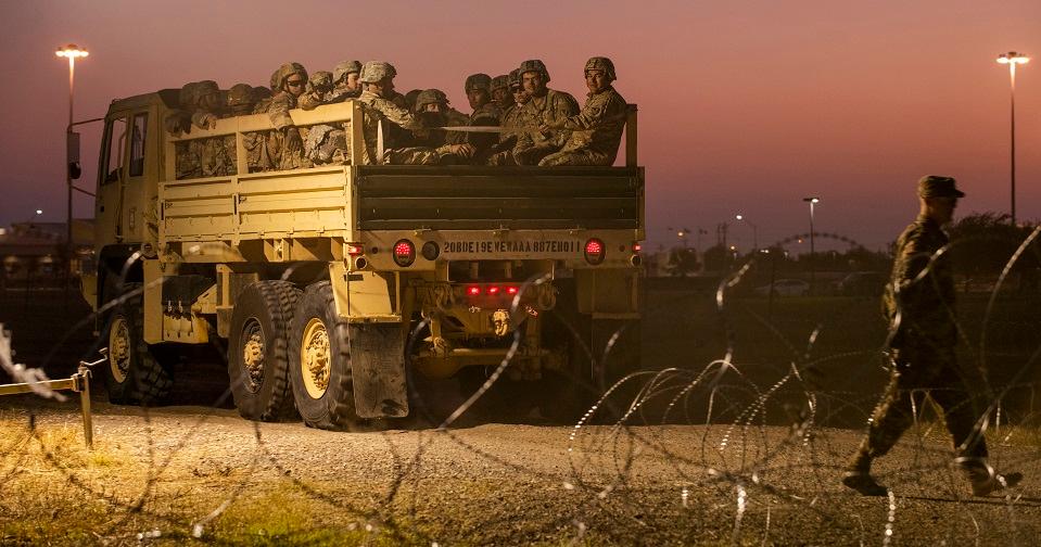 Nuevo despliegue de Trump para la frontera: Casi 4,000 soldados adicionales y alambre de púas