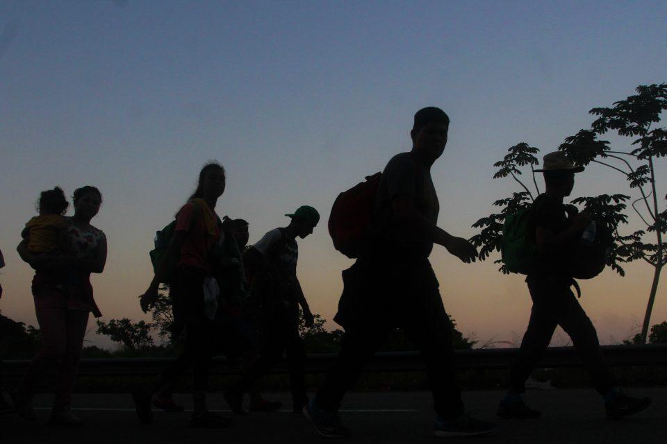 Caravana migrante rechaza plan de empleo de EPN; llega a Oaxaca pese a cerco de la PF