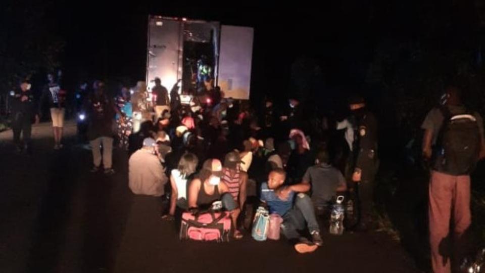 Guatemala rescata a 126 haitianos de abandonados en un tráiler; intentaban cruzar a México