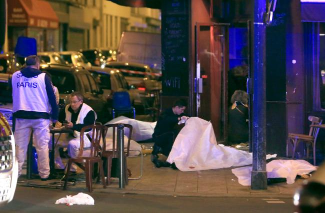 Ataques en París: Al menos 127 muertos, dicen las autoridades; Francia despliega 30 mil soldados