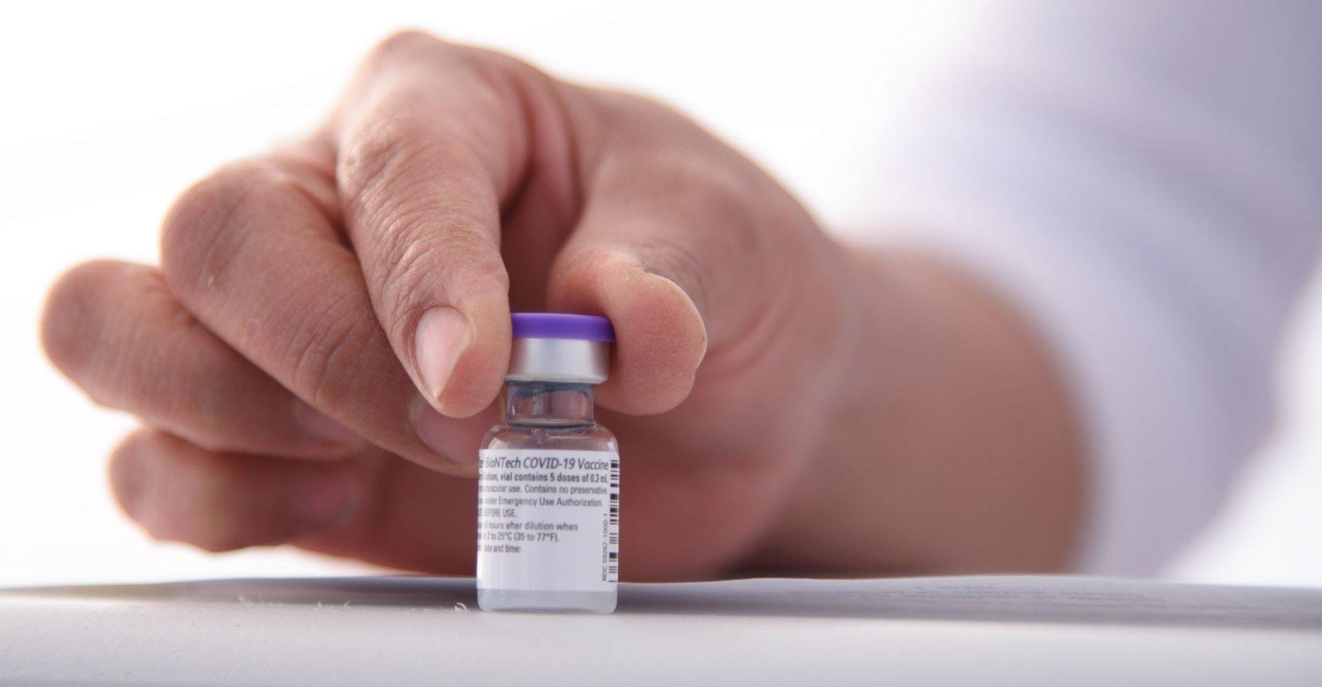 Laboratorio Novartis ayudará a Pfizer con la producción de vacuna COVID