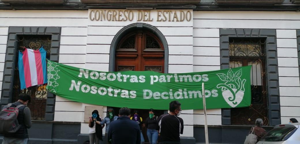 Feministas toman el Congreso de Puebla y Radio BUAP para exigir la despenalización del aborto