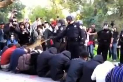 Imágenes del policía que roció gas pimienta a estudiantes de California