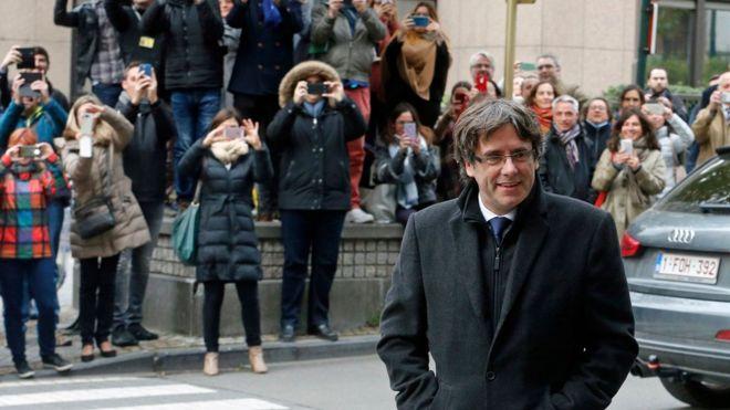 Puigdemont se entrega a la justicia de Bélgica y sale en libertad bajo medidas cautelares