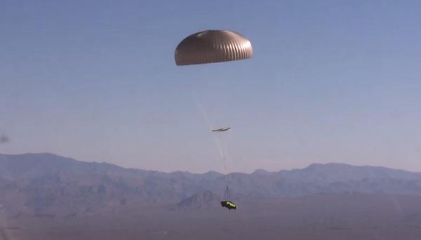 ¿Autos en paracaídas? ¡La escena de ‘Furious 7’ es real!