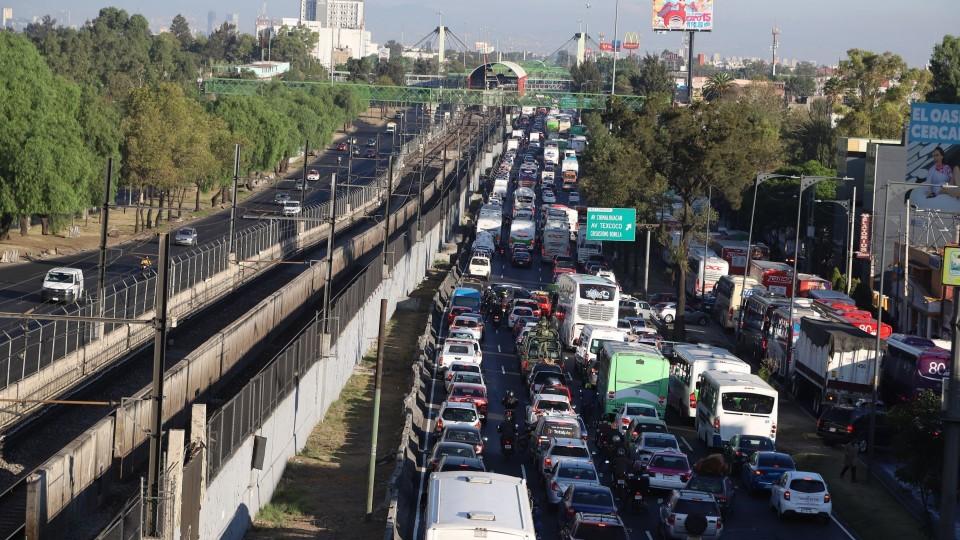 Transportistas inician bloqueos en CDMX por aumento de tarifas; conoce las alternativas viales