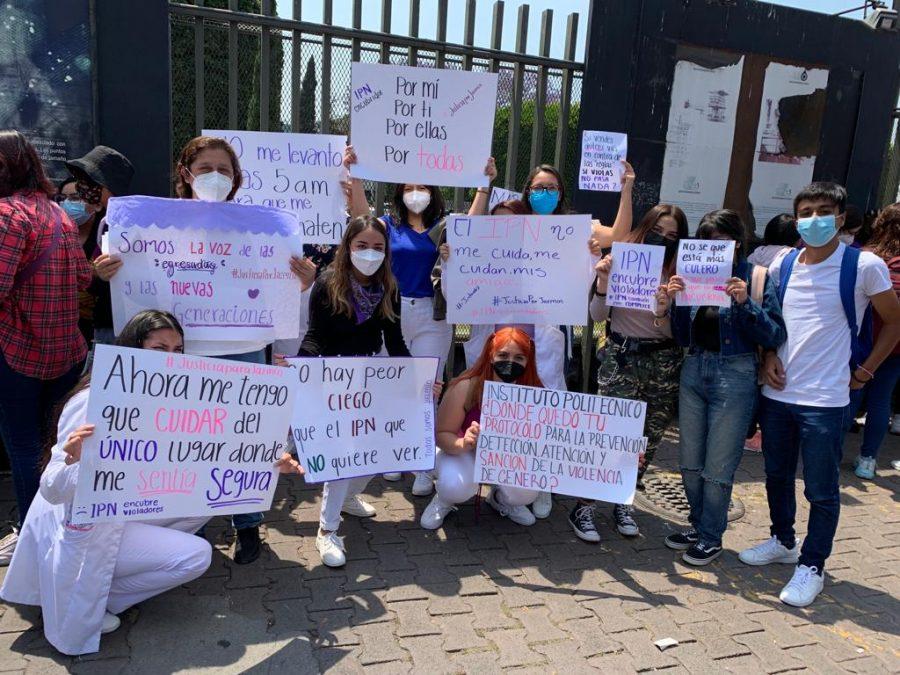 Alumnas del IPN vuelven a protestar por posible violación en la Voca 7; el director recibe a una comisión y acepta atender casos