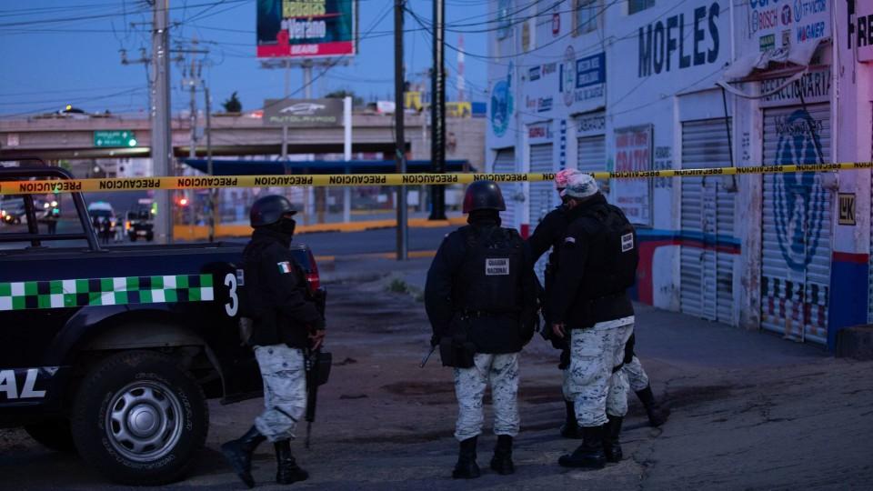 Hallan los cuerpos de seis hombres colgados en puente vehicular en Zacatecas