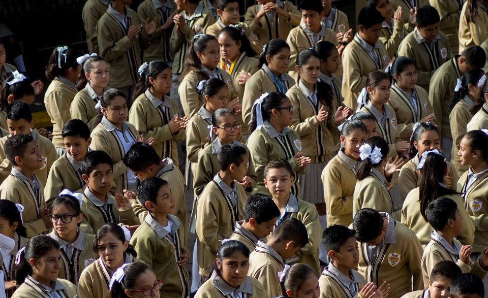 Propuesta de uniforme neutro solo está dirigida a las niñas, dice titular de la SEP
