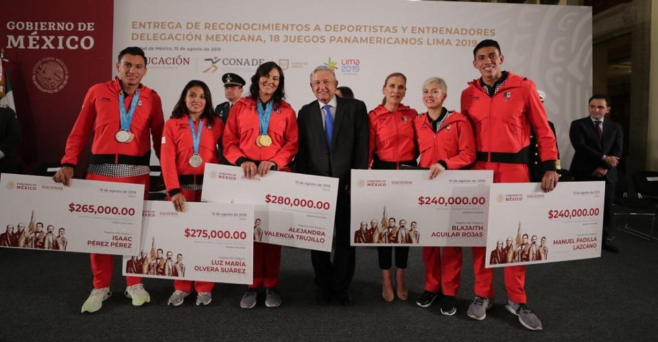 AMLO dice que no se cuelga la medalla por triunfo de Panamericanos; es su esfuerzo, dice a deportistas