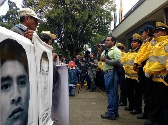 Papás de Ayotzinapa se manifiestan frente a Embajada de Alemania