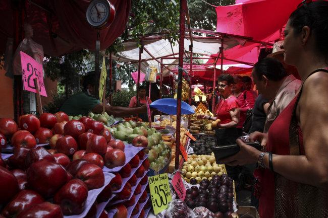 Los hogares más pobres en México gastan seis de cada 10 pesos en comer