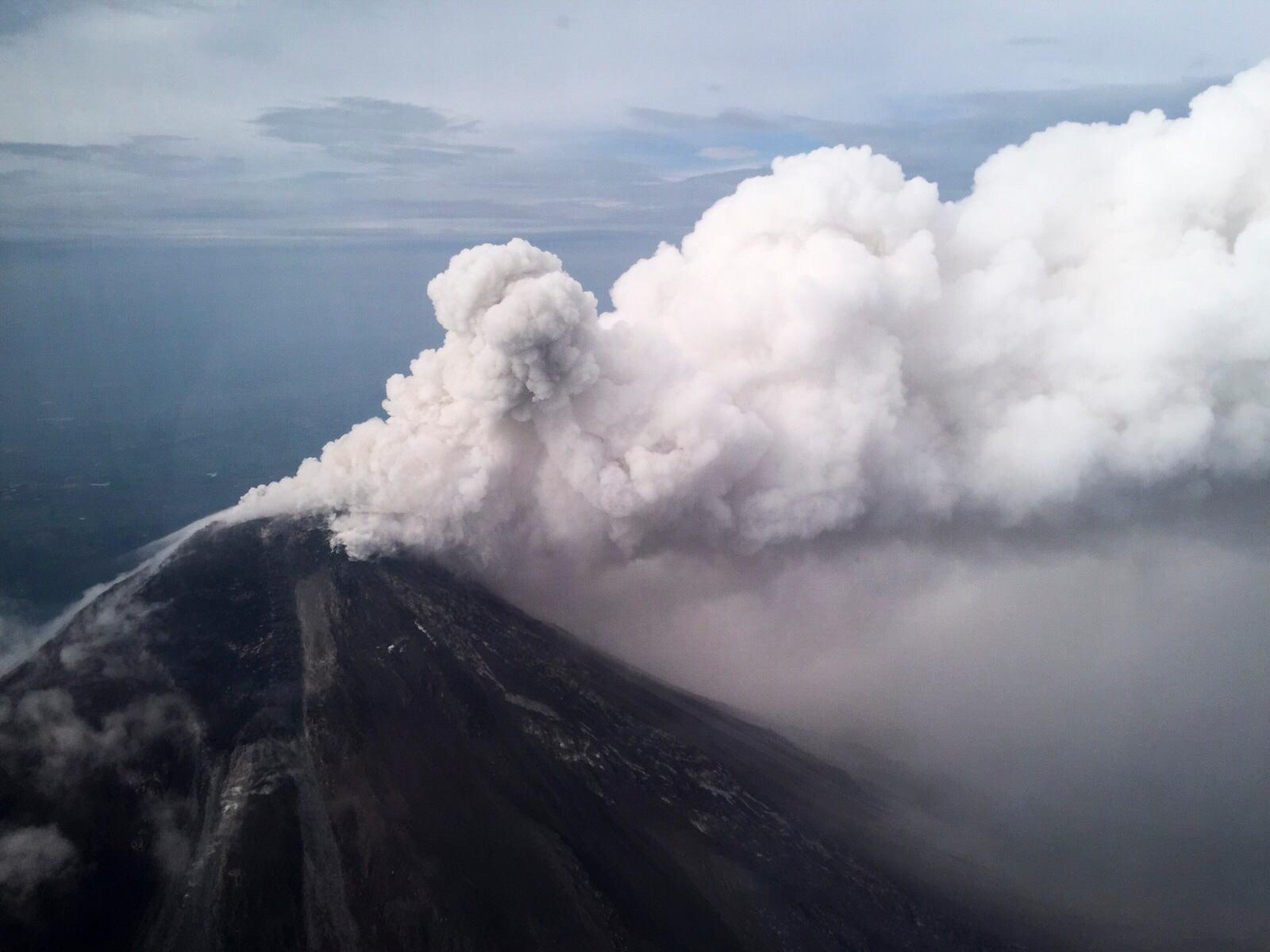 Desalojan a 70 personas por actividad volcánica en Colima