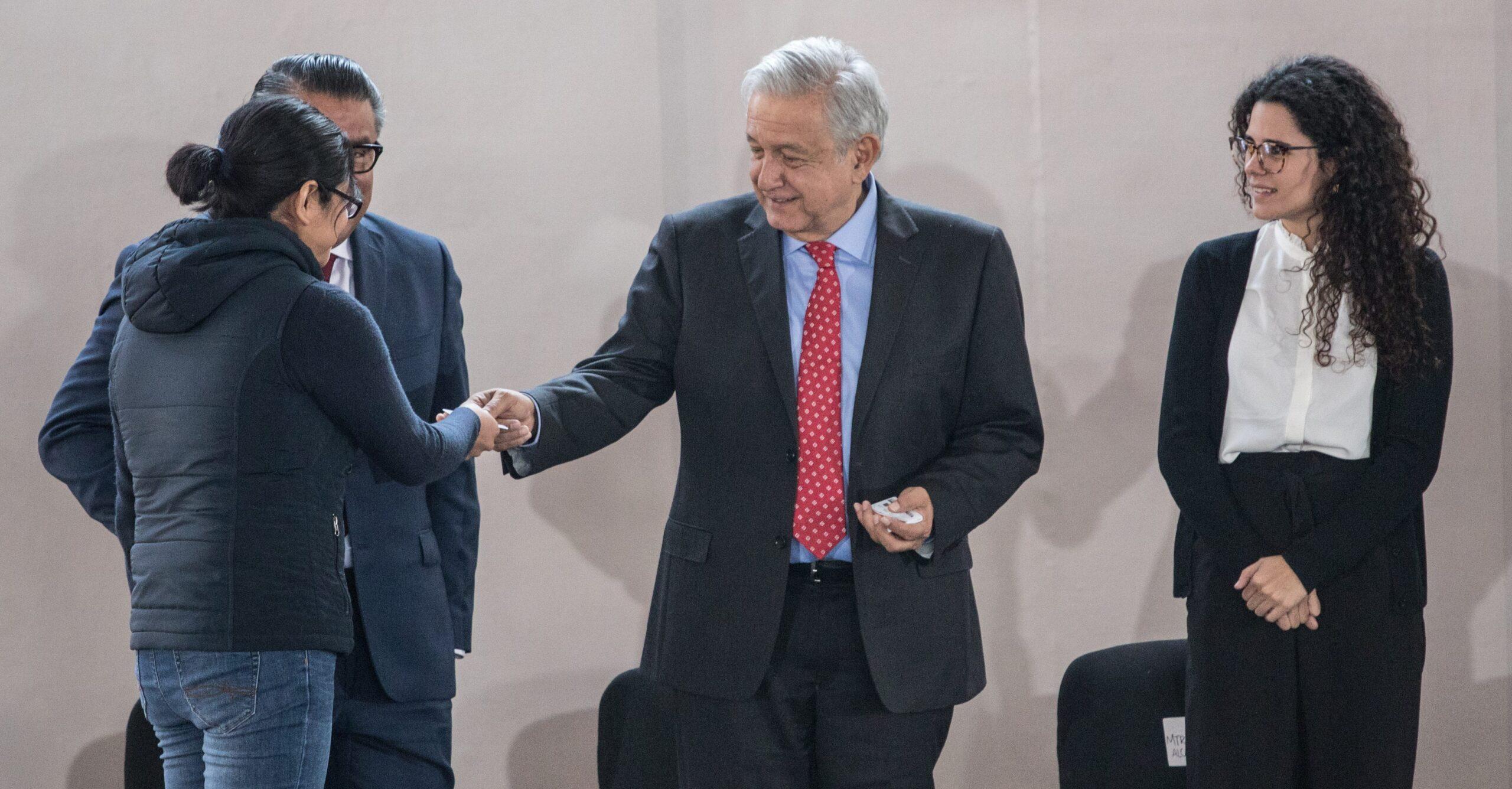 Inicia programa de becas de AMLO, pero jóvenes aún no conocen las empresas en las que podrán trabajar