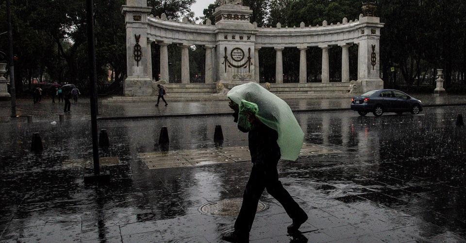 Encharcamientos, retraso del metro y alerta en 12 alcaldías por lluvia en CDMX