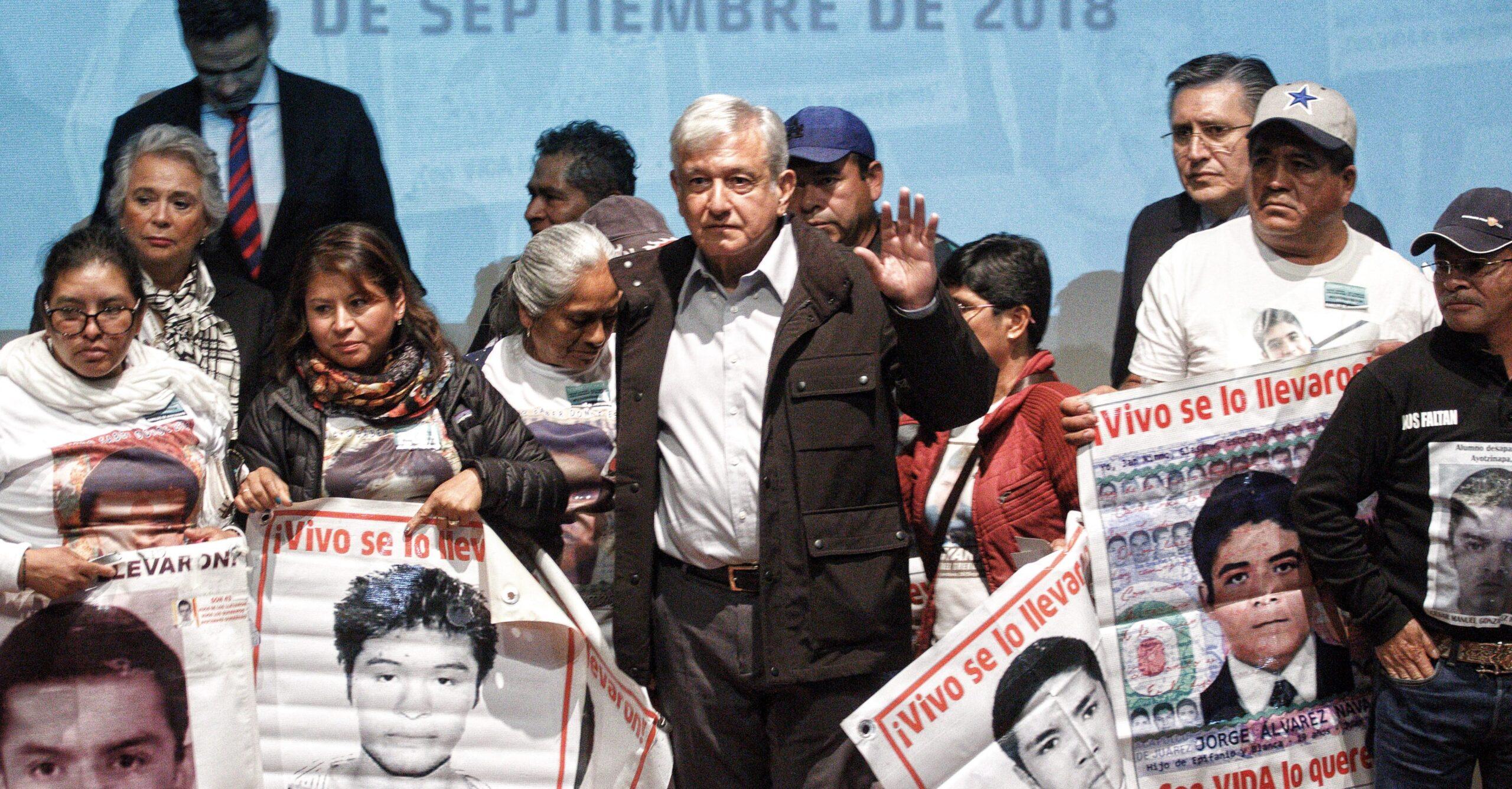 AMLO y padres de los 43 normalistas de Ayotzinapa acuerdan crear comisión para la verdad