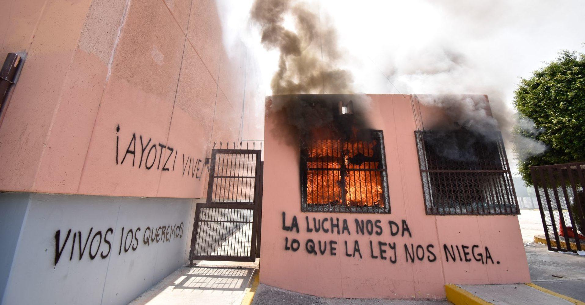 Normalistas se manifiestan en el Congreso de Guerrero por los pocos avances en el caso Ayotzinapa