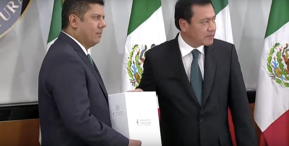 Osorio Chong entrega el Cuarto Informe de Peña y pide a legisladores analizarlo sin ideologías de por medio