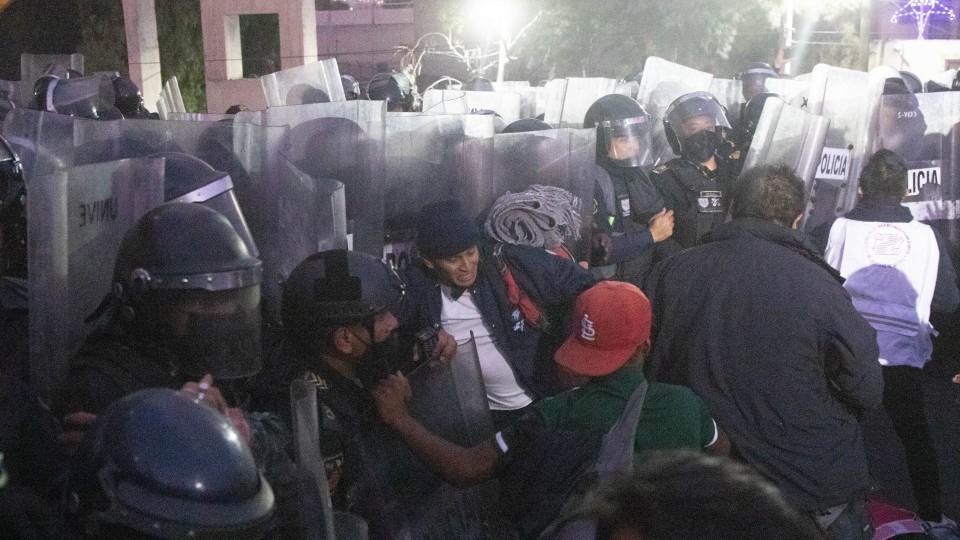 Migrantes y policías se enfrentan en la México-Puebla; buscaban llegar a la Basílica