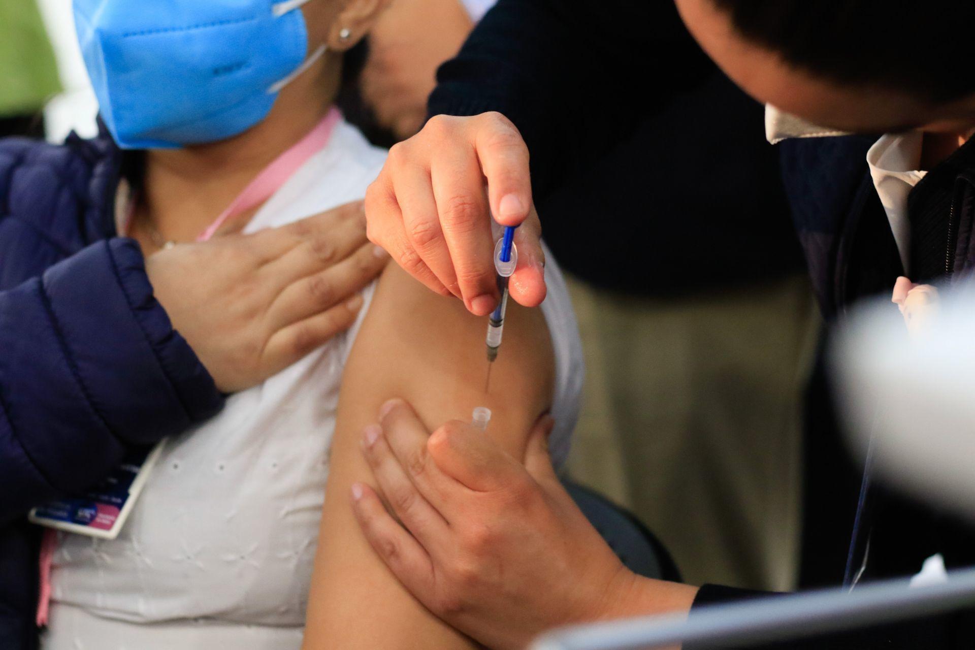 Hospitales COVID tienen 3 días para aplicar 439 mil vacunas a personal de primera línea