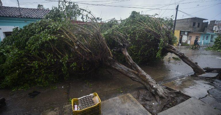 Huracán Willa deja sin luz y agua a varias comunidades de Sinaloa y provoca daños carreteros
