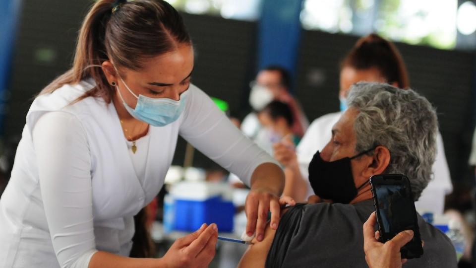 Maestros recibirán refuerzo de vacuna COVID a inicios del 2022: Salud