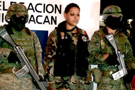 Ejército detiene a mujer policía por posesión de droga en Michoacán