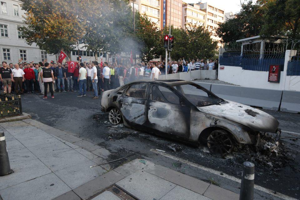 Más de cien muertos y 2,900 militares detenidos tras intento de golpe de Estado en Turquía