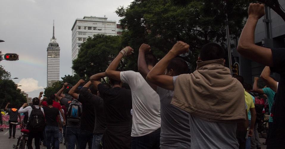 Tras detención de normalista, encapuchados se enfrentan con la policía en CDMX