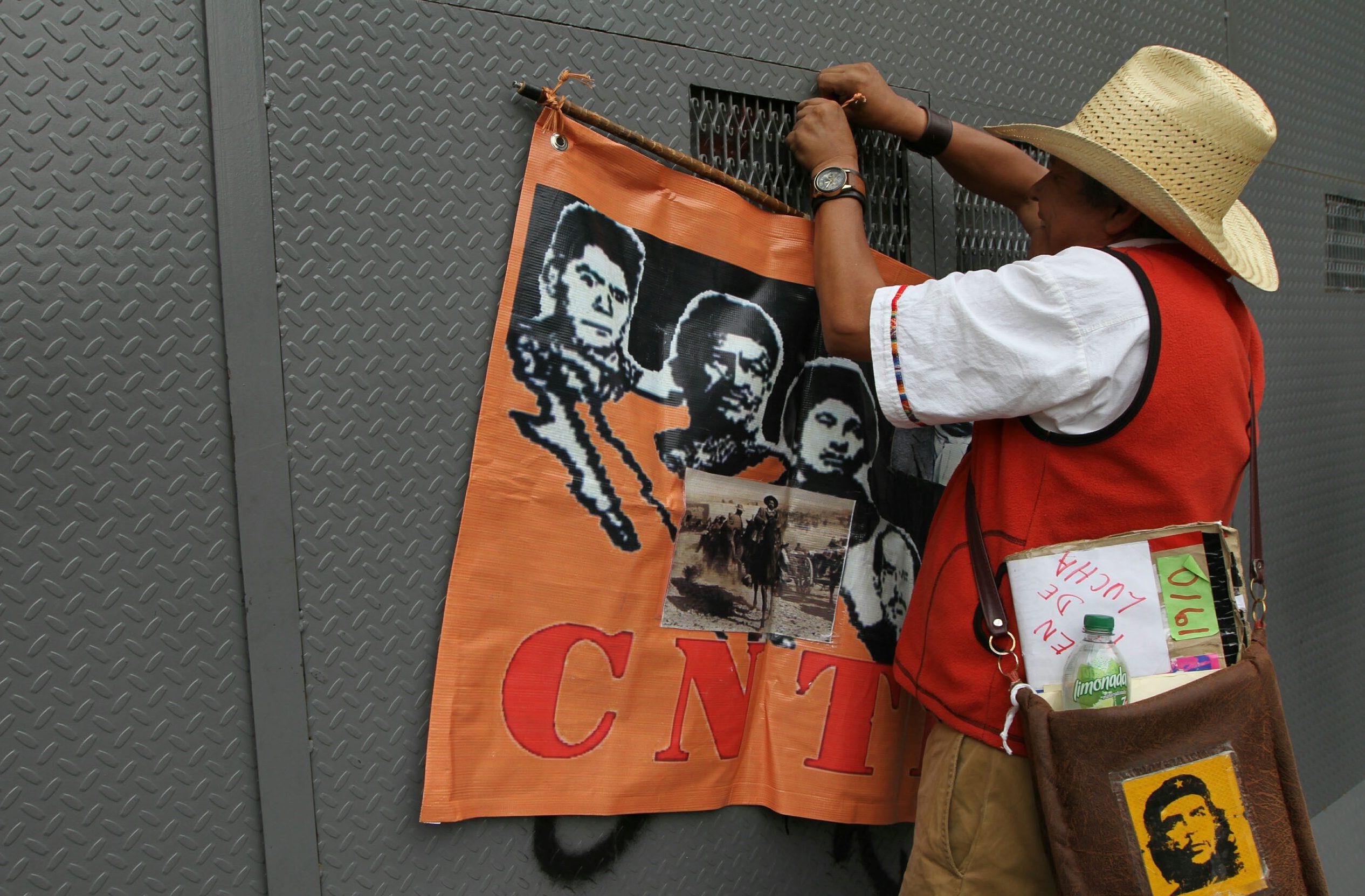 La CNTE marcha, toma medios y bloquea centros comerciales en 4 estados