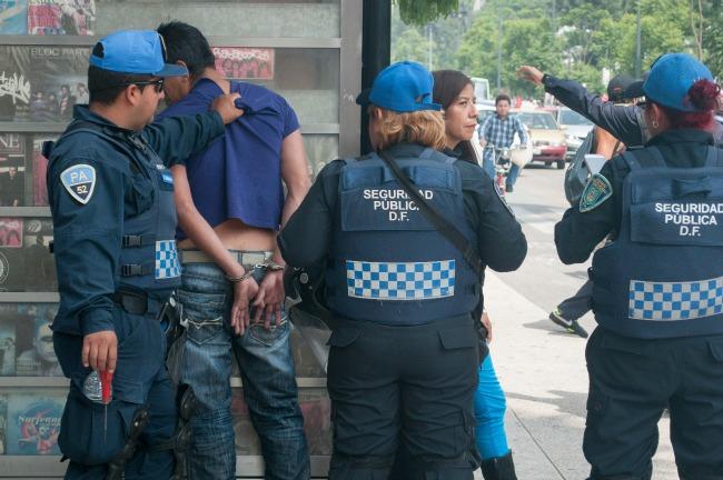 130 policías del DF han sido detenidos en 2014 por cometer delitos