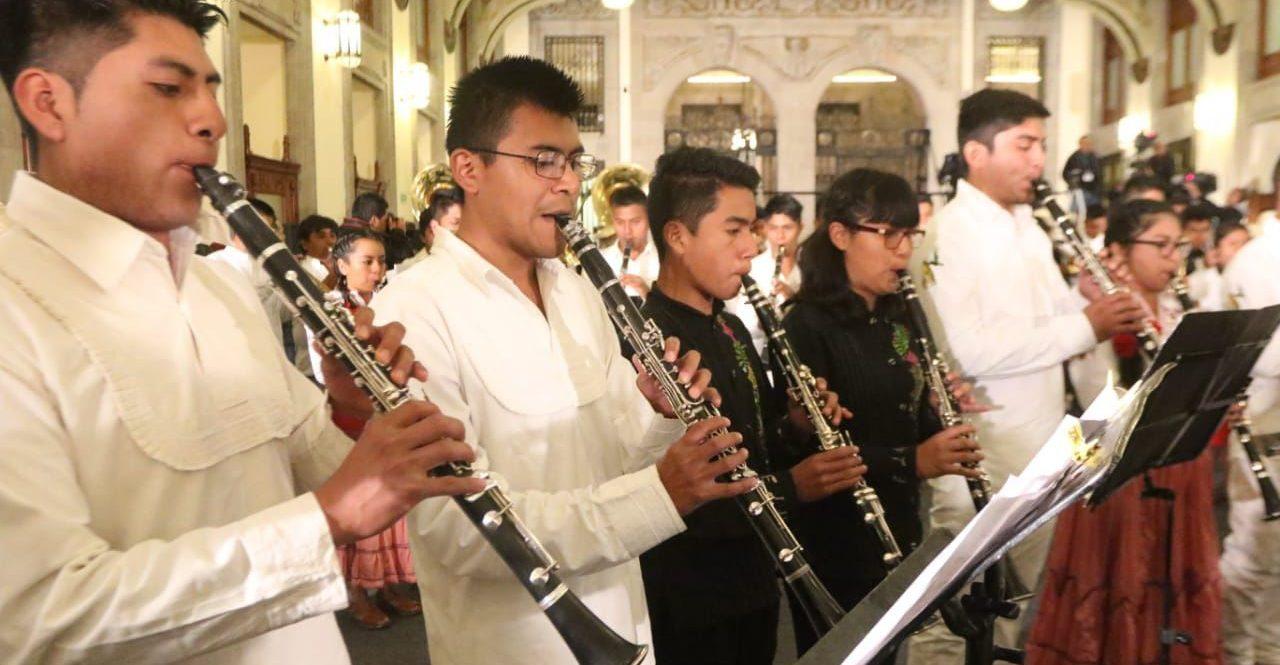 AMLO entrega instrumentos a bandas musicales indígenas de Oaxaca