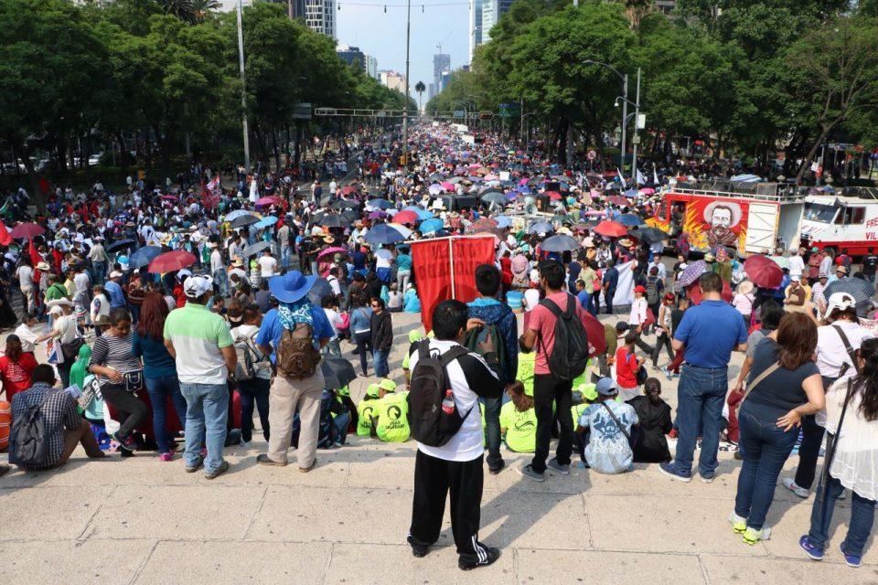 Maestros de la CNTE marchan rumbo al Zócalo de la CDMX; policías les impiden el paso