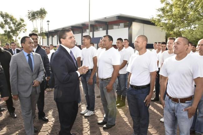 Indemnizan a 280 autodefensas de Michoacán; gobierno les da 90 mil pesos a cada uno