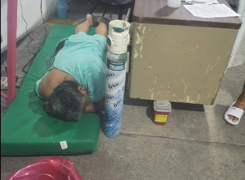 Pacientes sospechosos de COVID duermen en sillas y colchonetas: así la saturación en Hospital de Iztacalco