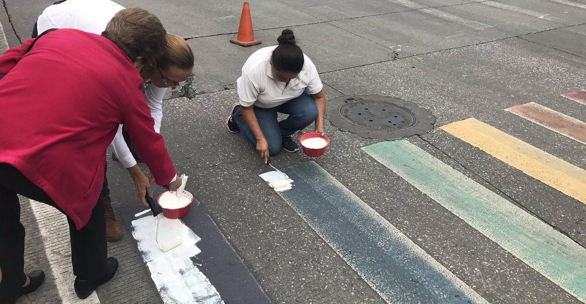 Grupos provida borran una cebra peatonal arcoiris en Puebla, dedicada a comunidad LGBT