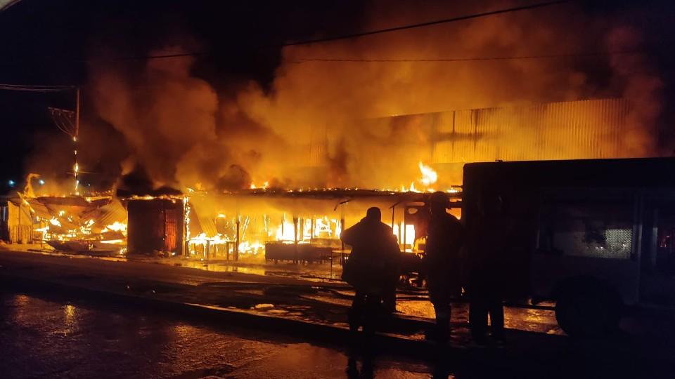 Incendio consume 60 locales comerciales afuera de la Central de Abastos de Acapulco
